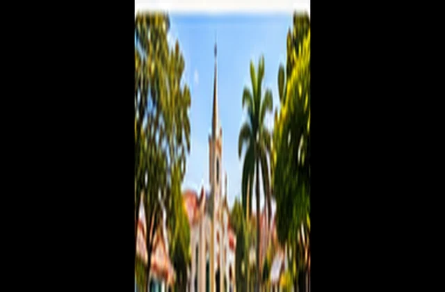 Praça com jardins no centro de Alambari